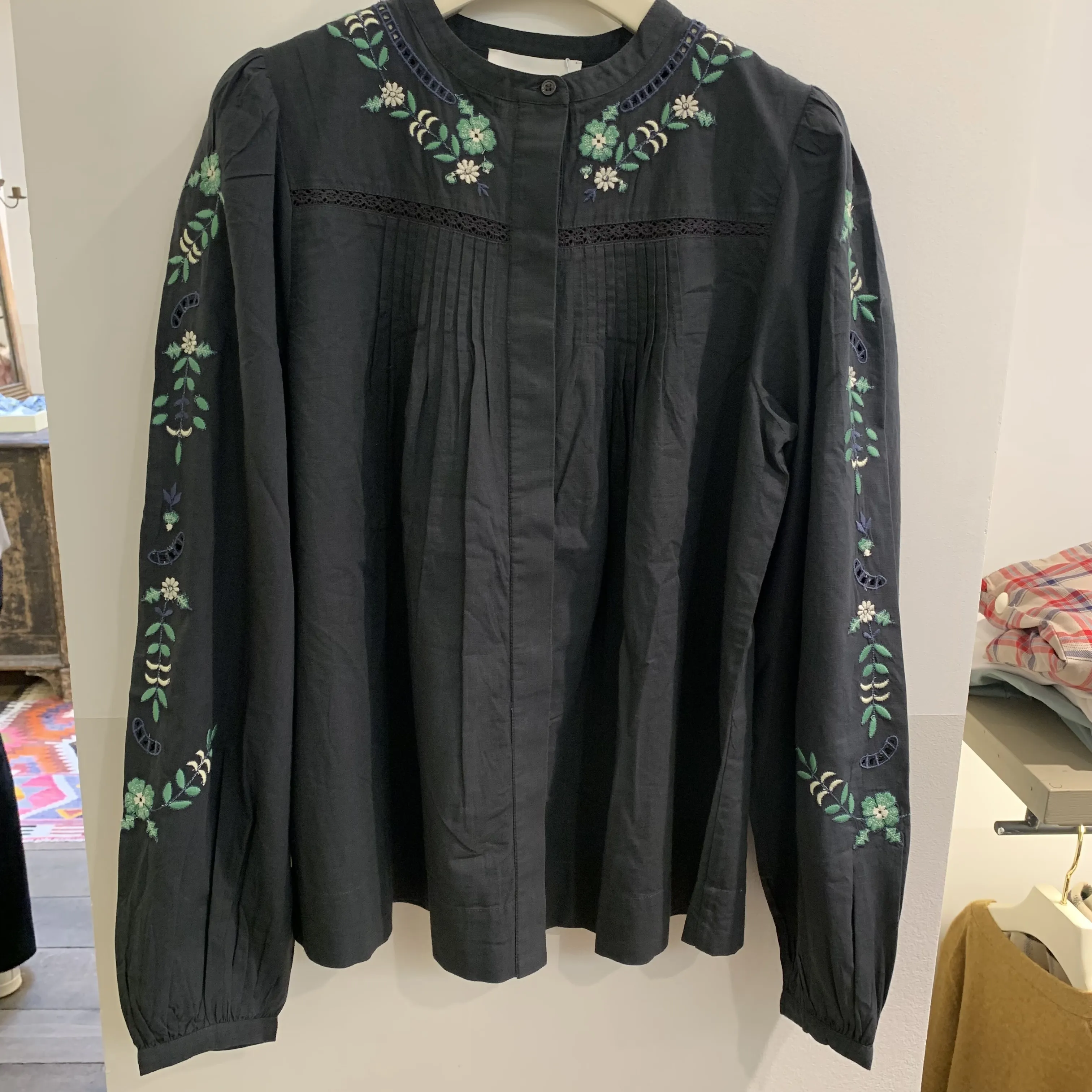 Cotton blouse with green and gray flower embroirdery