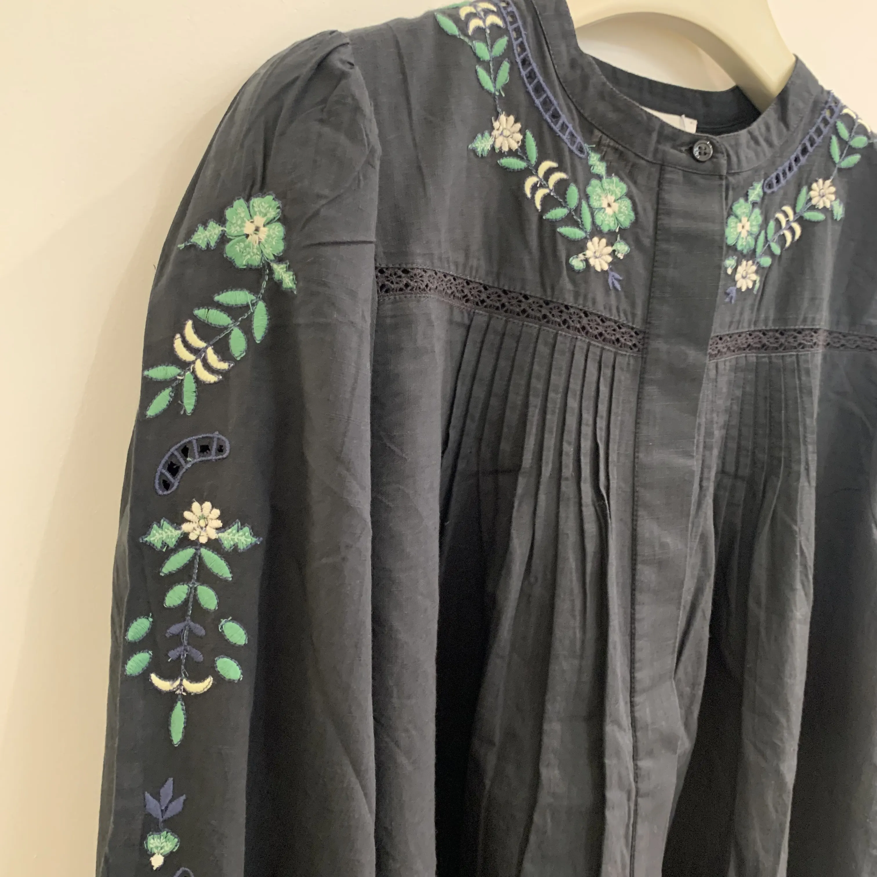 Cotton blouse with green and gray flower embroirdery