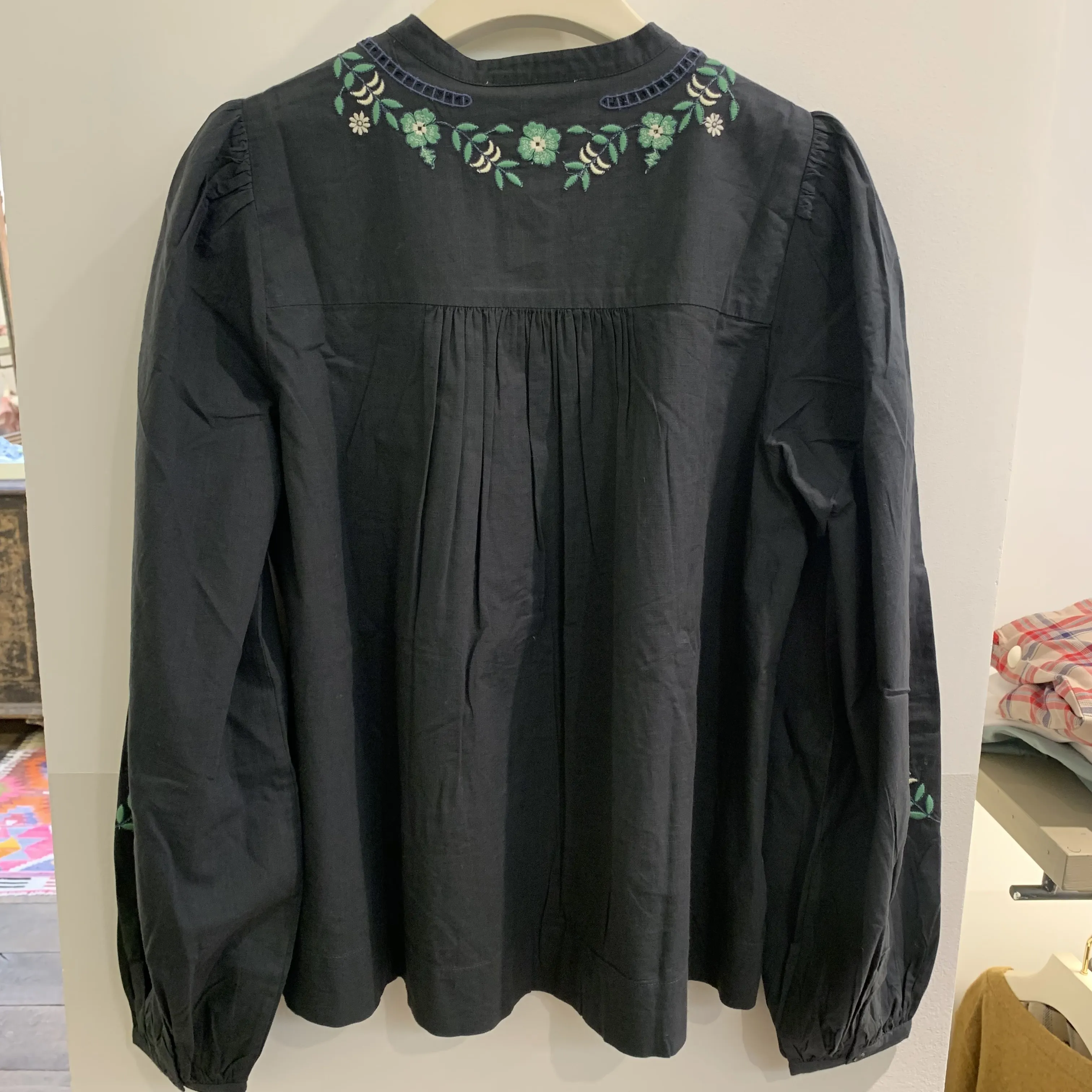 Cotton blouse with green and gray flower embroirdery