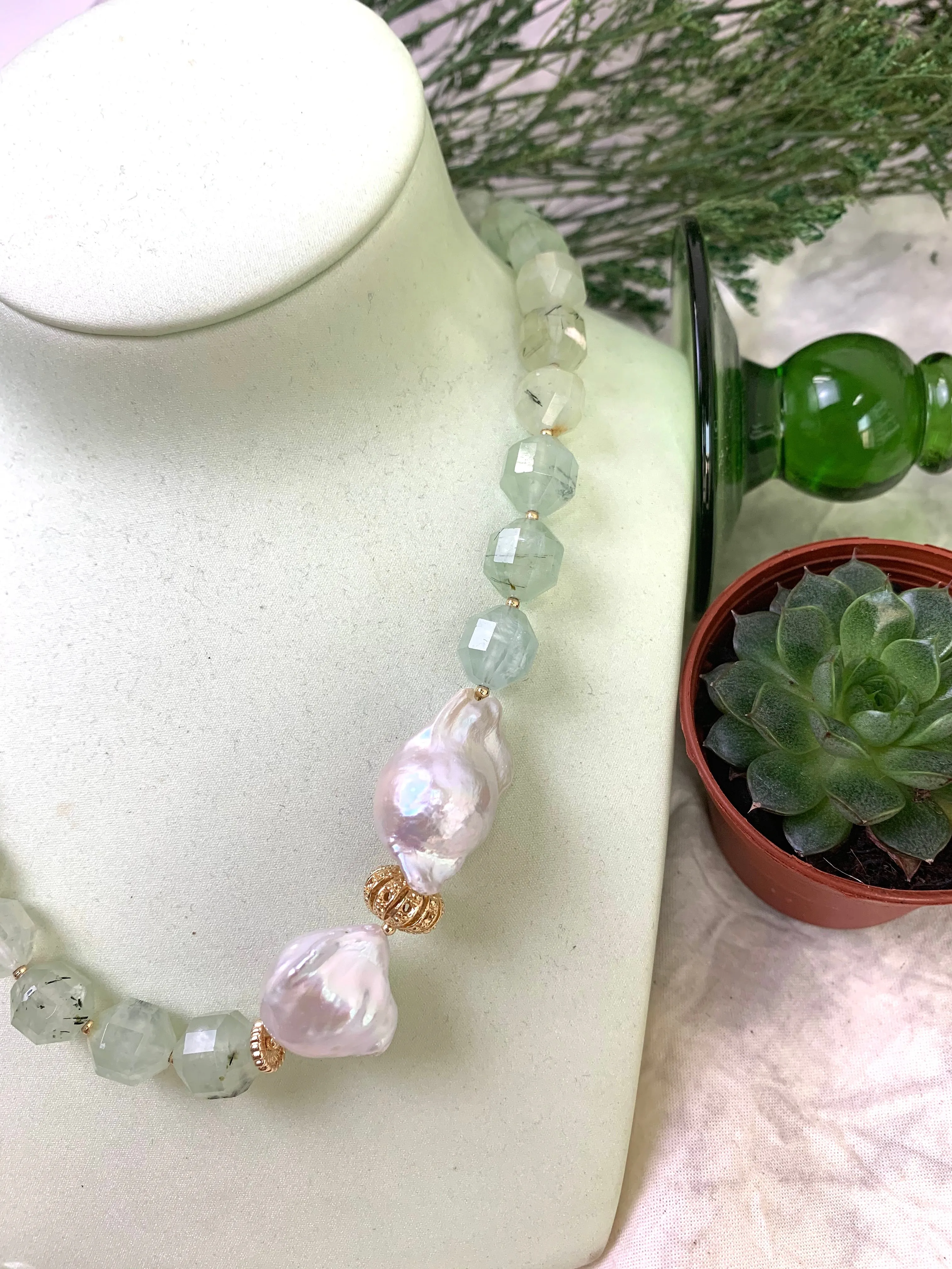 Prehnite Short Necklace With Baroque Pearls