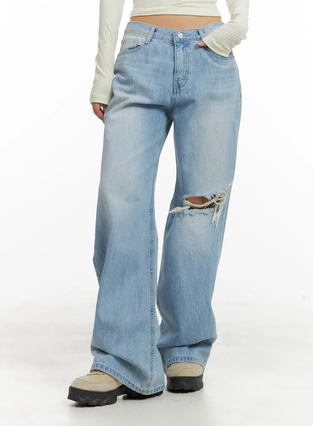 CA416 Distressed Bootcut Jeans