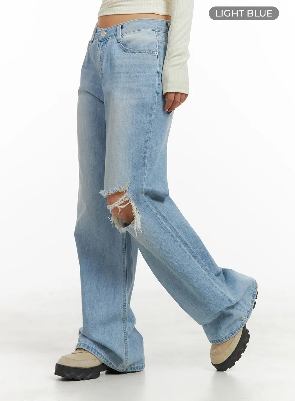 CA416 Distressed Bootcut Jeans